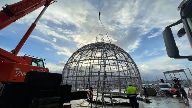 Desmontaje de la bola de Navidad de la Marina.