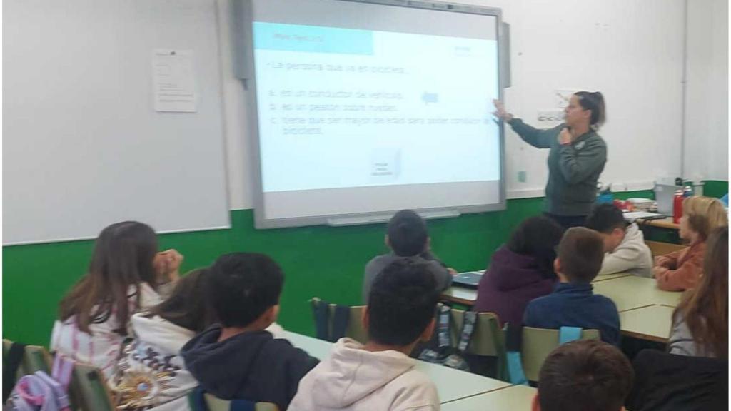 Yincana sobre ruedas y kahoot para acercar la seguridad viaria a los niños de Narón (A Coruña)