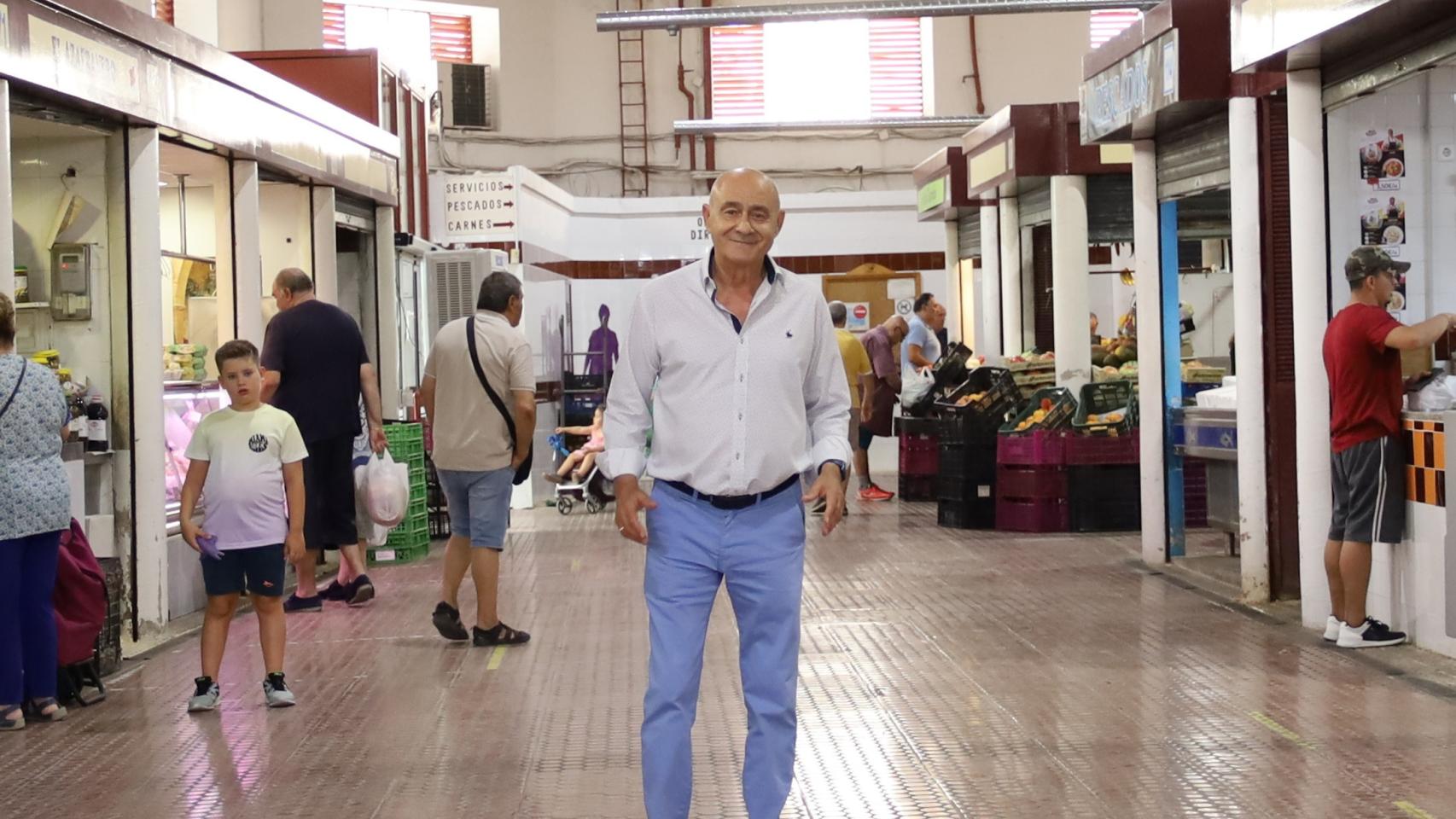 José Luis Madueño, concejal de Comercio del Ayuntamiento de Úbeda, en el Mercado de Abastos de la localidad jienense, donde se celebró el polémico sorteo navideño.