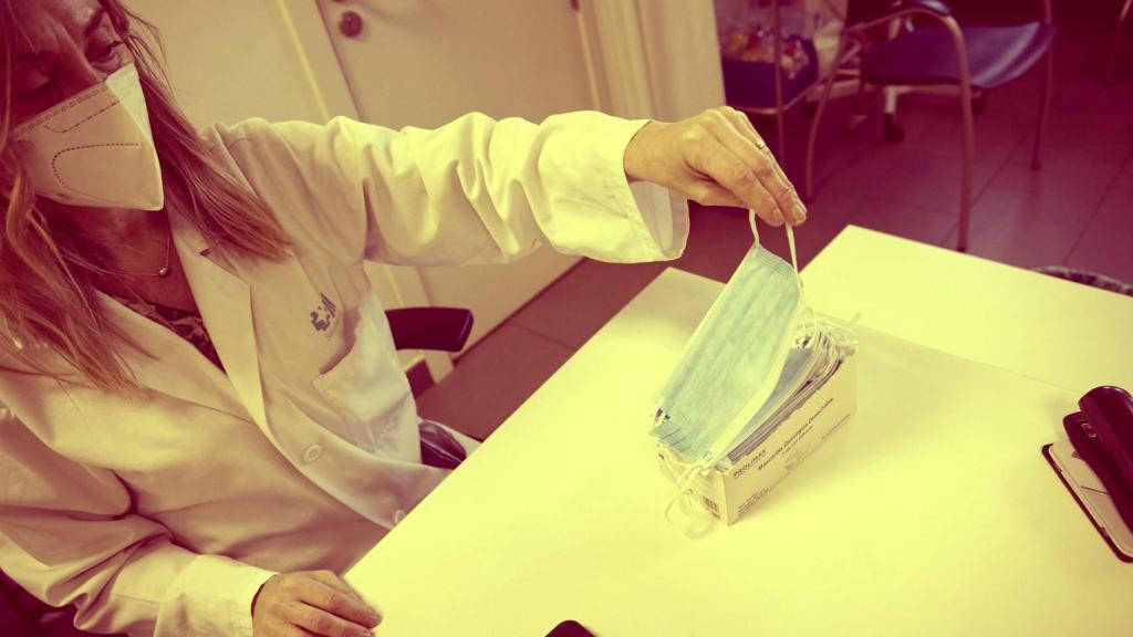 Una sanitaria con mascarillas en el centro de salud