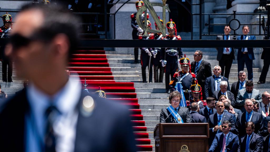 De fondo, Javier Milei en su toma de posesión del pasado 10 de diciembre.