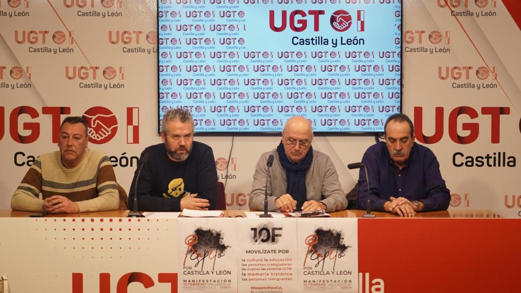 El secretario de Acción Sindical y Coordinador del Diálogo Social de UGTCyL, Raúl Santa Eufemia, acompañado por algunos de los mediadores del servicio, durante la rueda de prensa de este jueves.