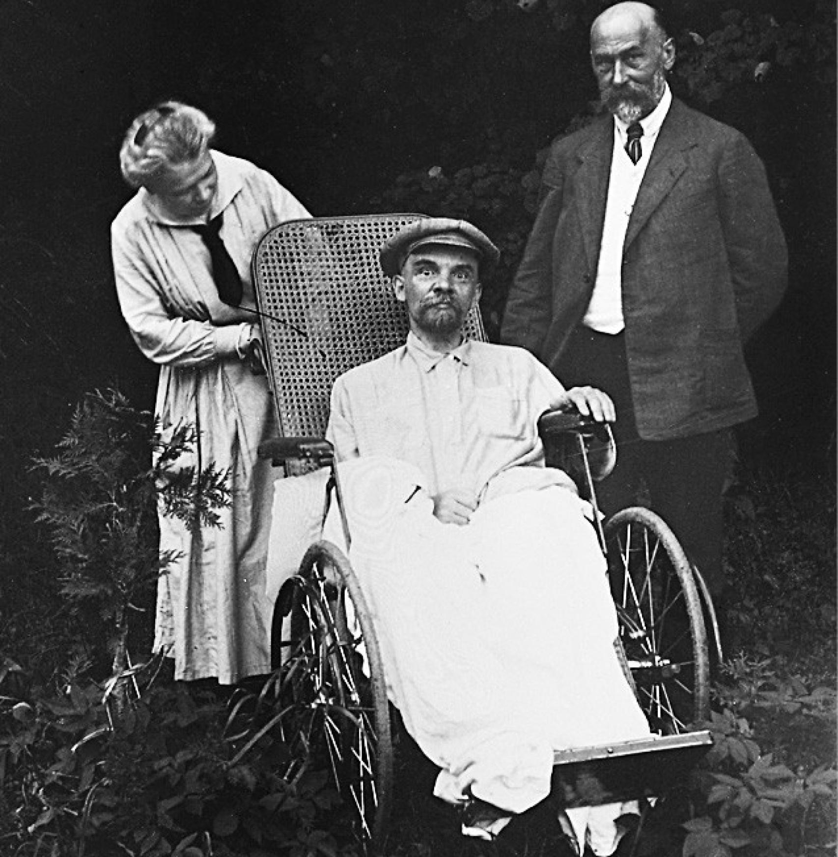 Lenin en 1923, completamente paralizado. Le acompañan su hermana y uno de sus médicos