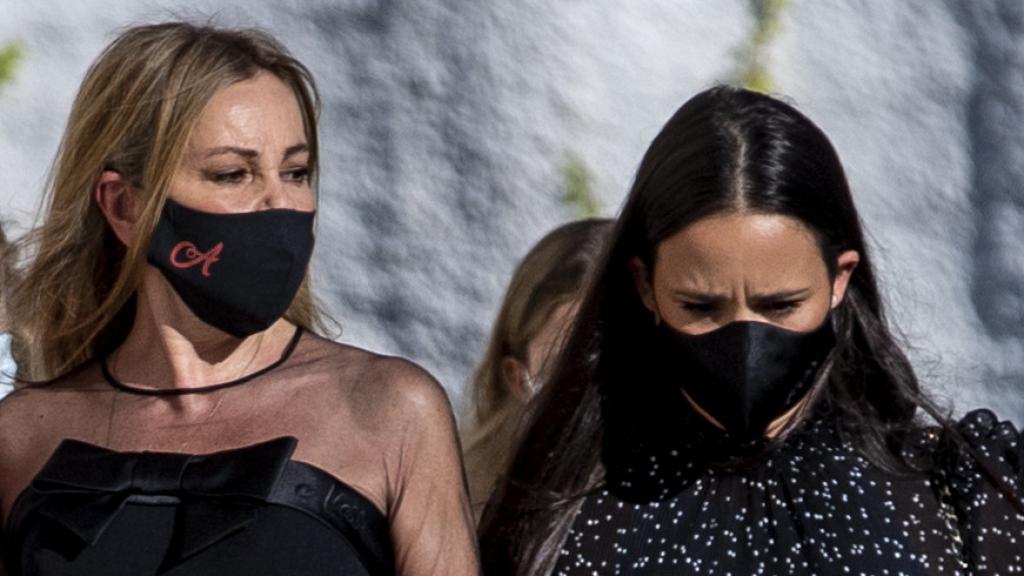 Ana Obregón y Carolina Montaje en el funeral de Álex Lequio en junio de 2020.