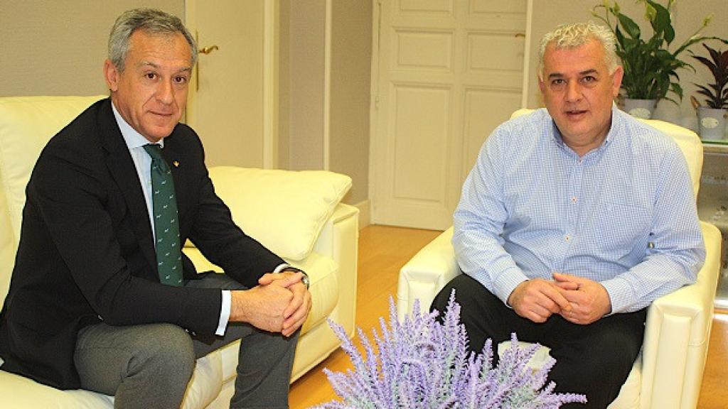 Javier López (i) y José Luis Vega (d), presidentes de Eurocaja Rural y de la Diputación de Guadalajara, respectivamente.