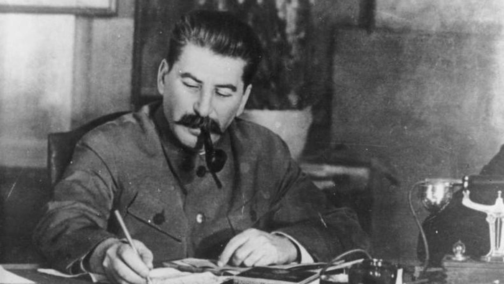 Josef Stalin ordenando papeles en 1949. Como secretario general acumuló muchísimo poder