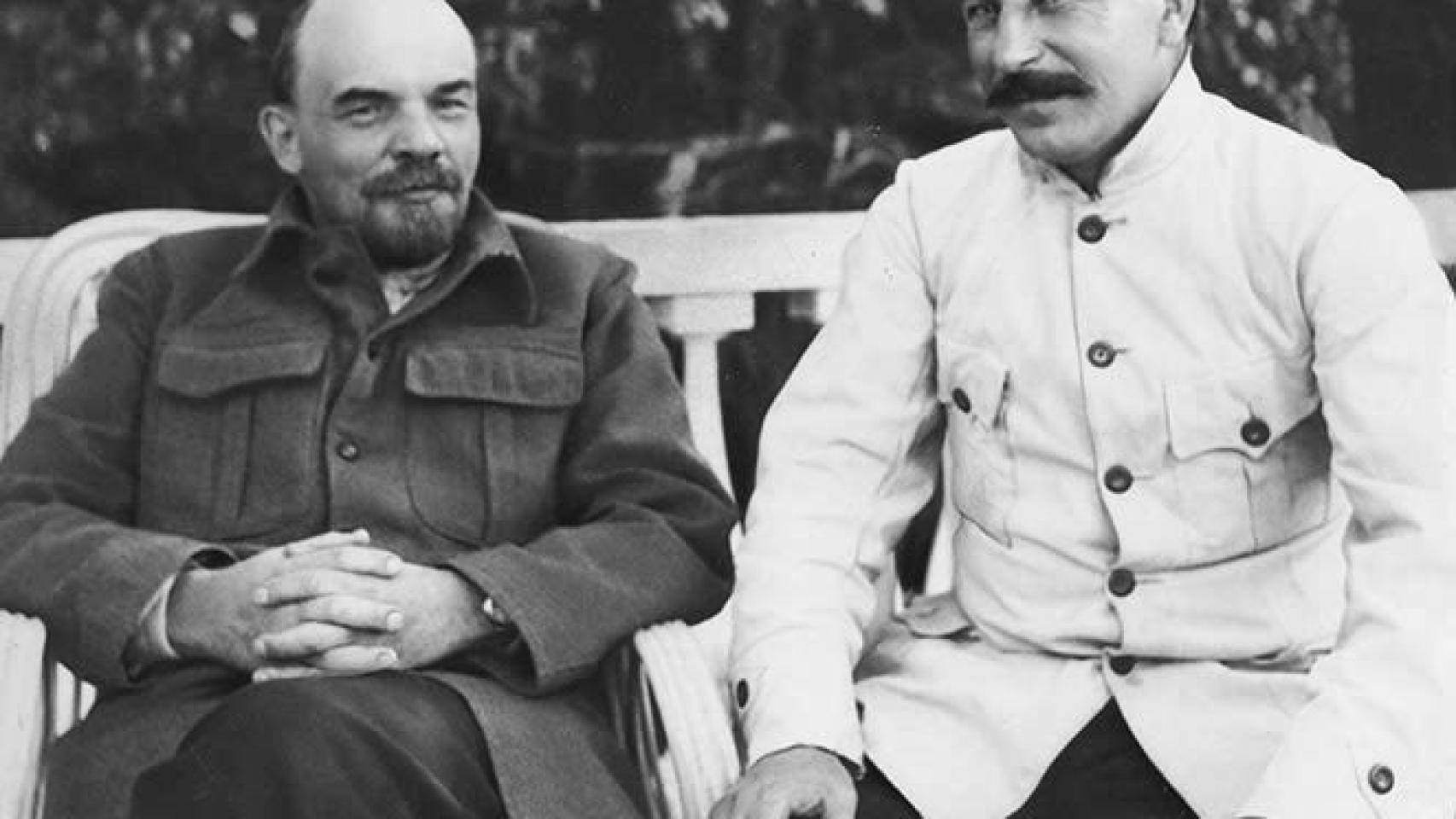 Lenin y Stalin reunidos amistosamente