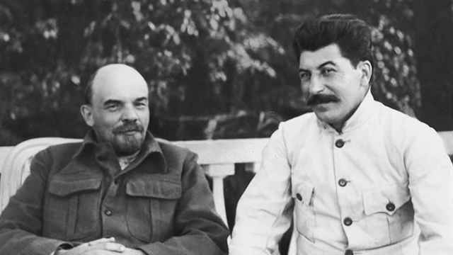 Lenin y Stalin reunidos amistosamente