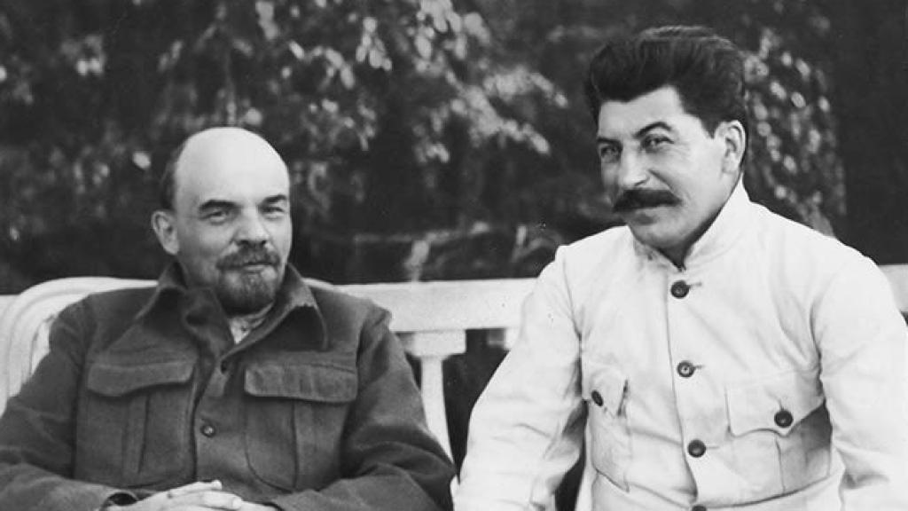 Lenin y Stalin reunidos amistosamente