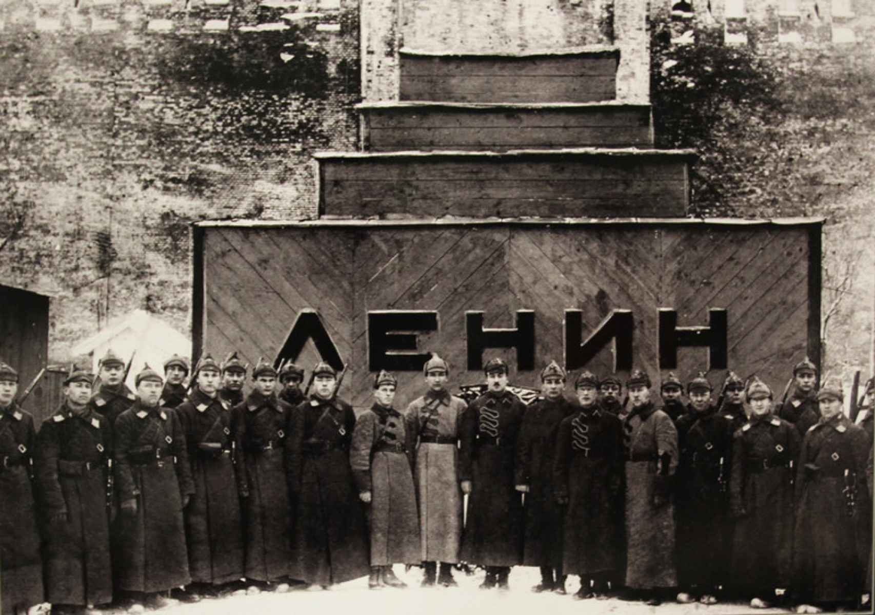 Soldados del Ejército Rojo delante del primer mausoleo de madera de Lenin.