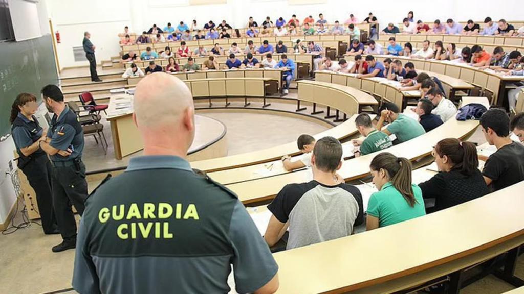 Opositores realizan las pruebas de conocimientos teórico-prácticos.