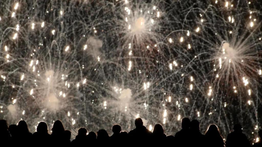 Los fuegos artificiales en la plaza del Ayuntamiento de Valencia despidiendo el año 2023. Efe / Manuel Bruque