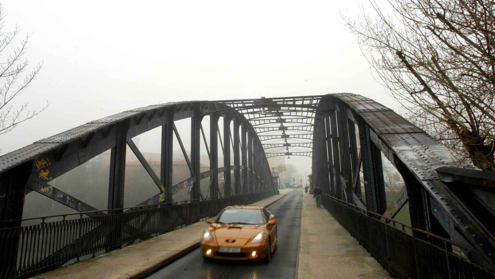 Un coche circulando por el Puente Colgante de Valladolid