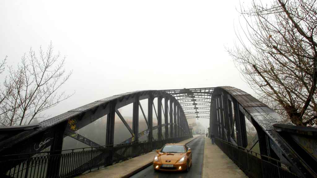 Un coche circulando por el Puente Colgante de Valladolid