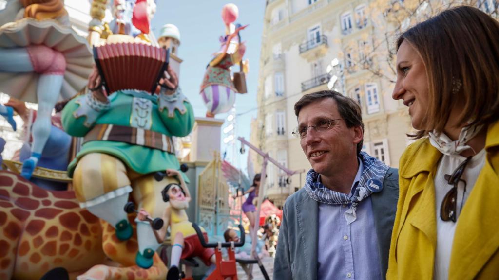 El alcalde de Madrid, José Luis Martínez-Almeida, con su homóloga en Valencia, María José Catalá, en la capital del Turia el pasado marzo.