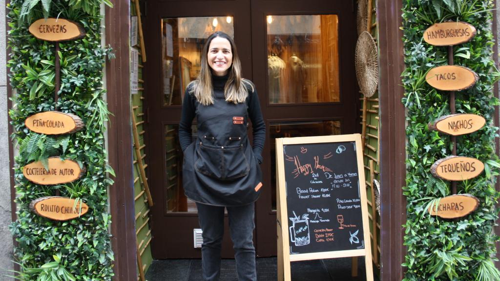 Abril Jiménez en la puerta de su restaurante Tulum.