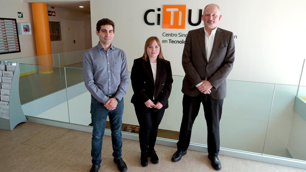 Andrea Cascallar y sus directores de tesis, el físico Alberto Bugarín (d.) y el ingeniero informático Alejandro Ramos (i.).