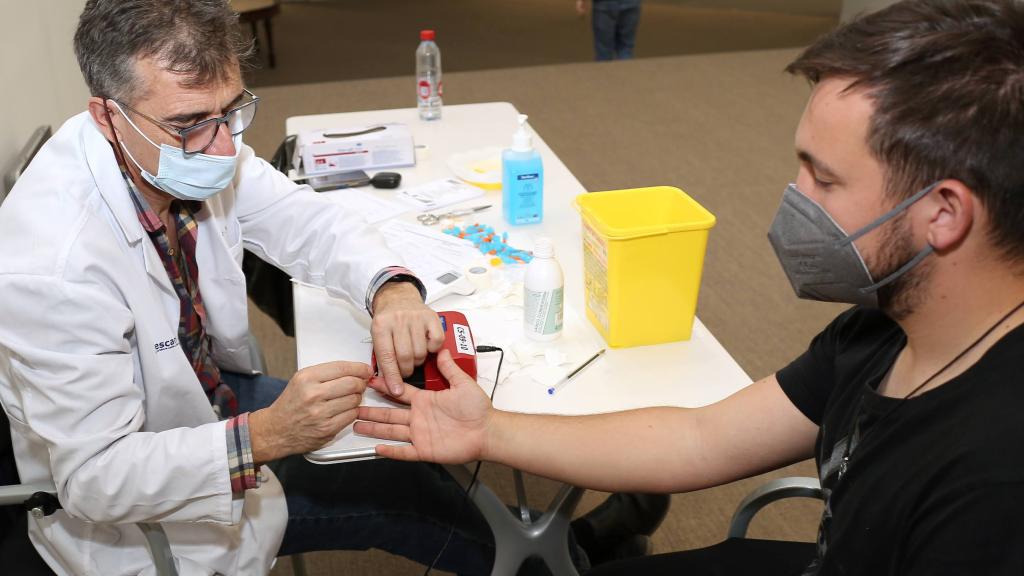 Un enfermero somete a unas pruebas a un ciudadano antes de donar sangre.