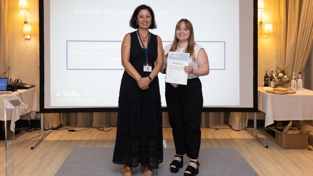 Andrea Cascallar, recibiendo el premio por parte de Susana Montes, presidenta de Eusflat.