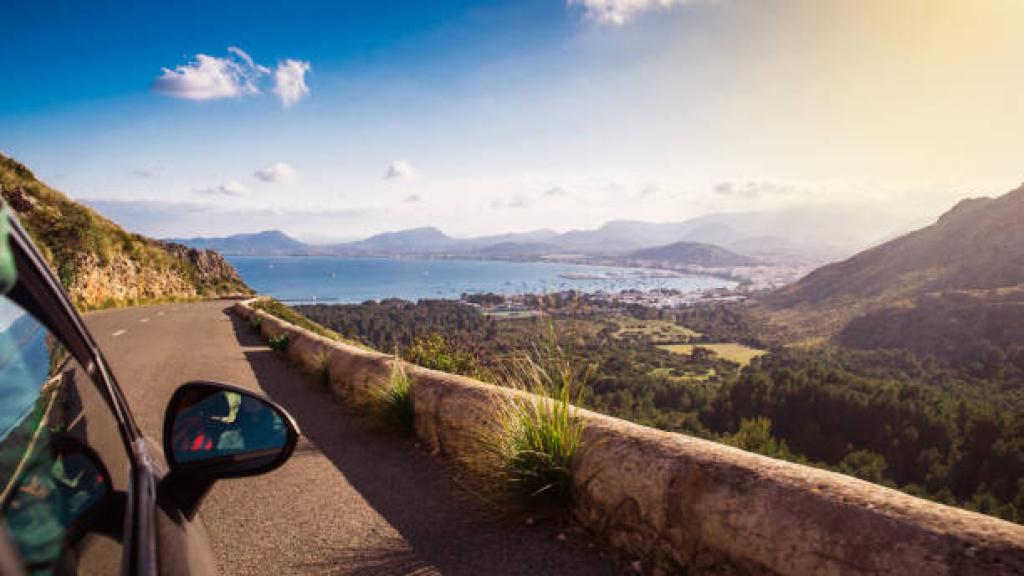 Imagen de una carretera española frente a la playa