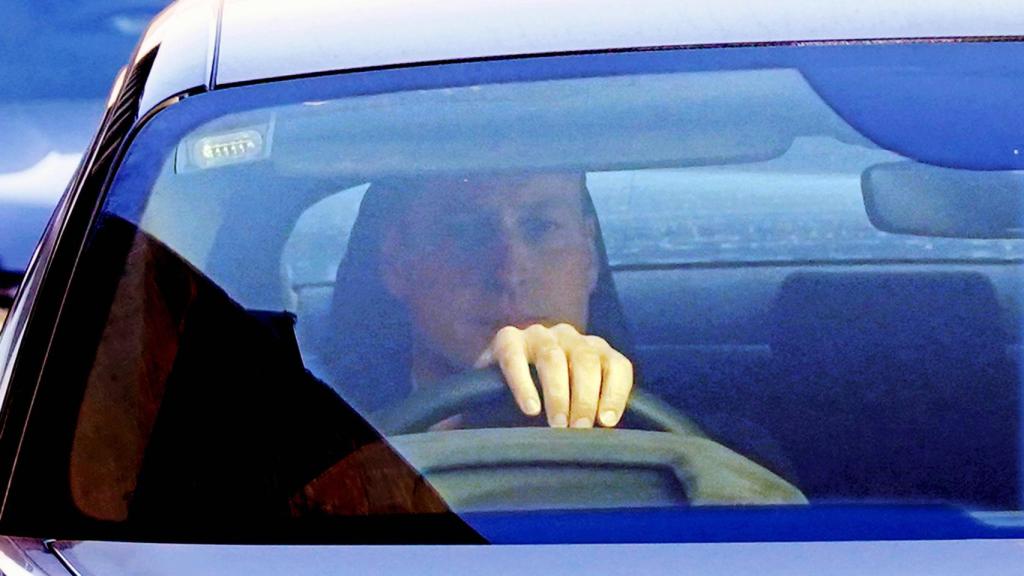 El príncipe Guillermo de Inglaterra este jueves, 18 de enero, visitando a Kate Middleton en el hospital.