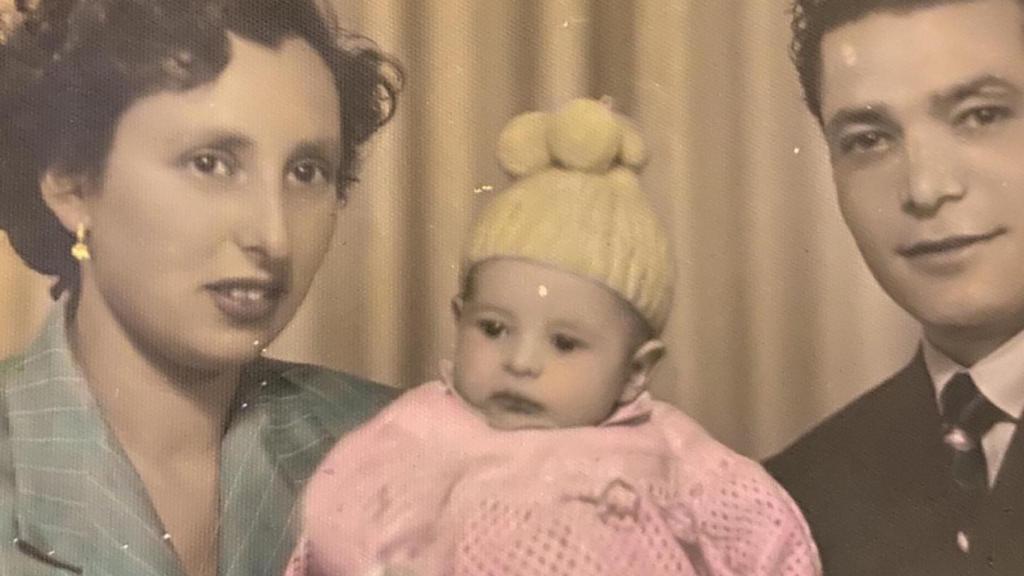 Miguel Ángel 'El Capi' en una fotografía en blanco y negro junto a sus padres.