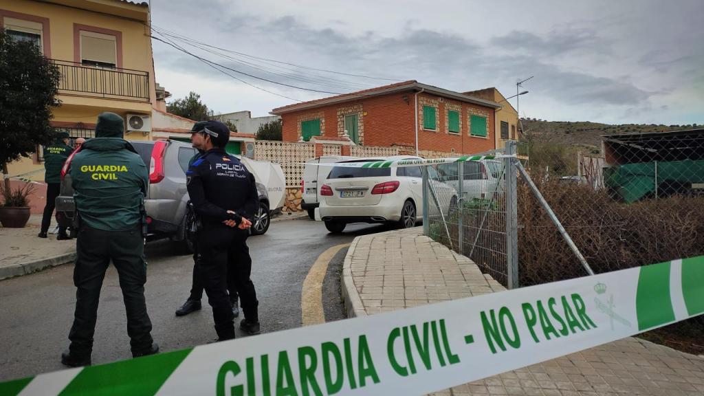 Exterior de la vivienda donde fueron hallados los tres cadáveres, en Morata de Tajuña.