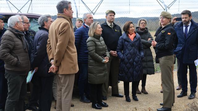 La ministra de Defensa, Margarita Robles, junto al alcalde de Toro, Rafael González en una visita al campamento de Monte la Reina