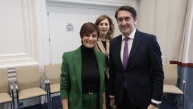 El consejero de Medio Ambiente, Vivienda y Ordenación del Territorio de la Junta, Juan Carlos Suárez-Quiñones, y la ministra de Vivienda, Isabel Rodríguez