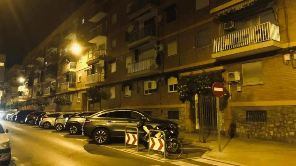 Edificio en el que Abdellah degolló a Fátima, su mujer, y empujó a su hija de 13 años por la ventana. EE