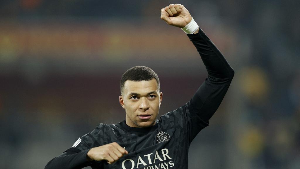 Mbappé levanta el puño durante el Lens - PSG.