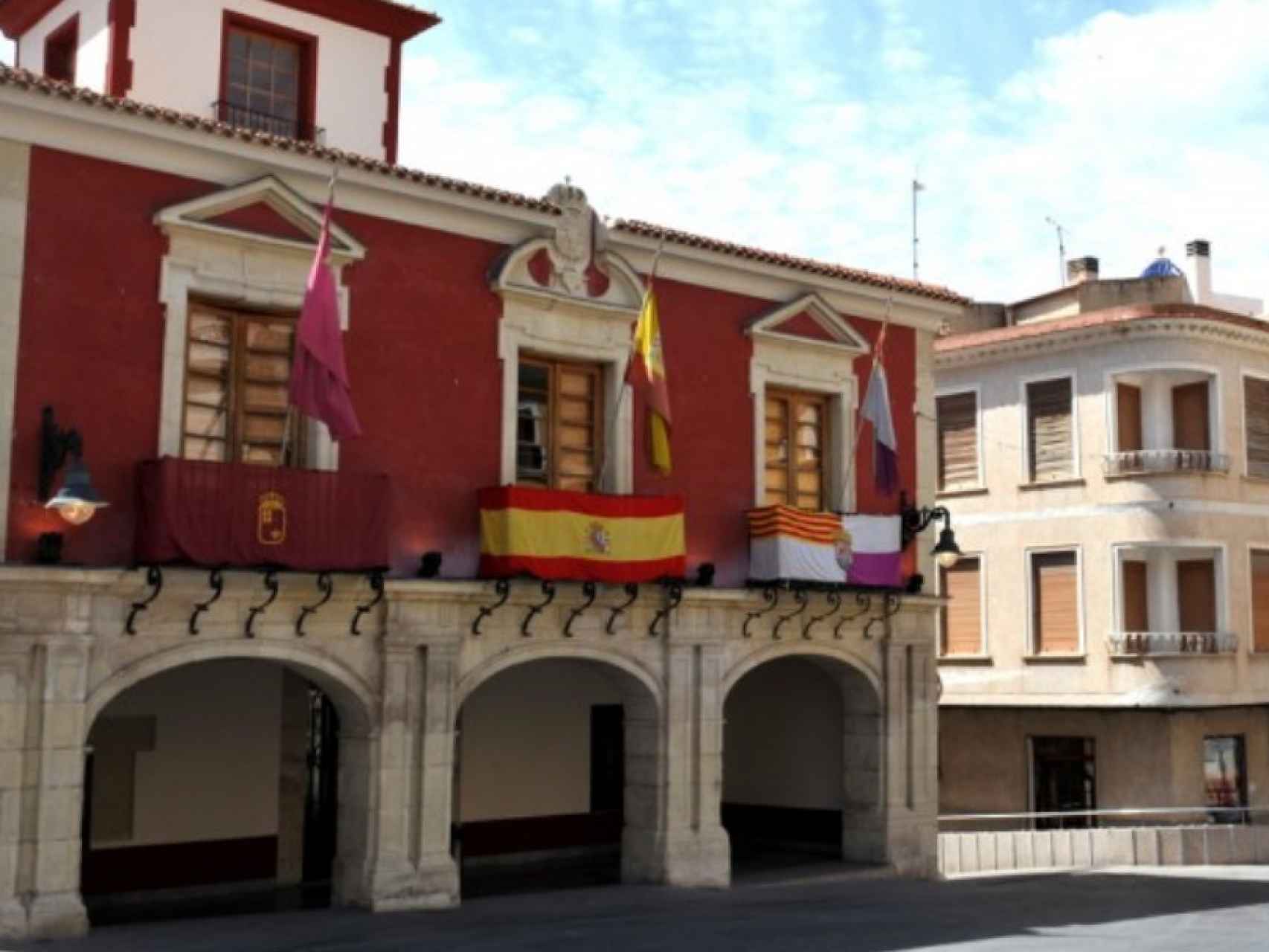 La fachada del Ayuntamiento de Abanilla donde Pedro Sánchez ha trabajado como auxiliar administrativo.