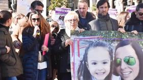 María, con el micrófono, junto a su madre Carmen y una imagen de India y Paloma