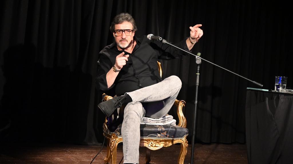 Gerard Jofra con un look muy similar al que lucía su progenitor: ropa oscura y gafas de pasta.