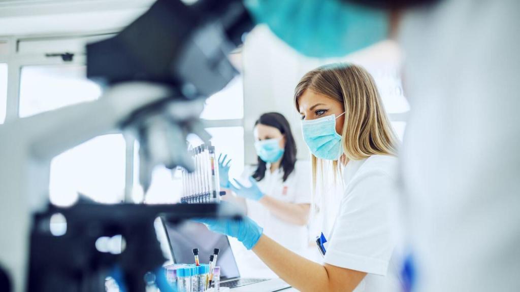 Varias trabajadoras en un laboratorio de Bayer