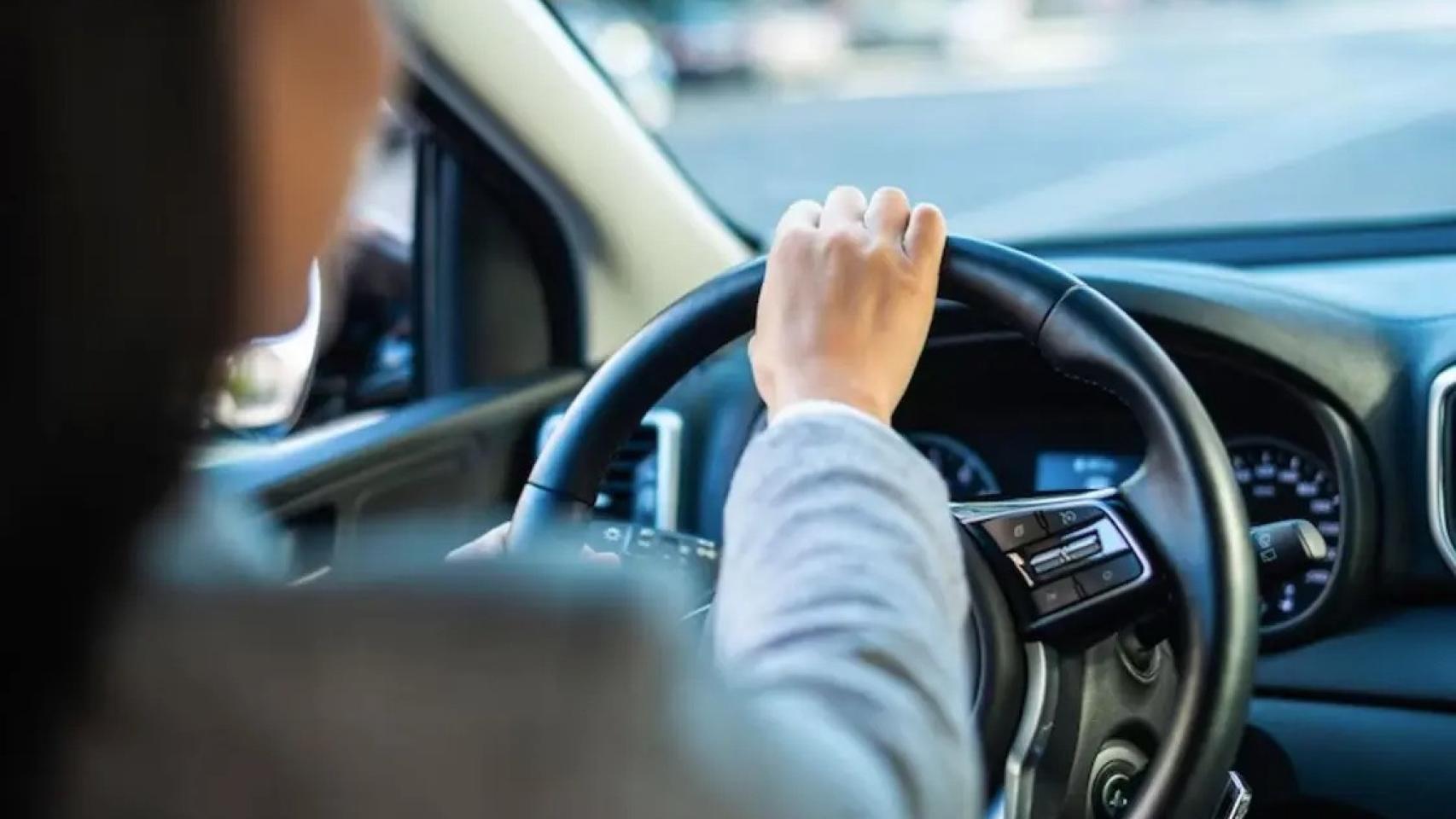 Un hombre mayor conduciendo un coche en España.