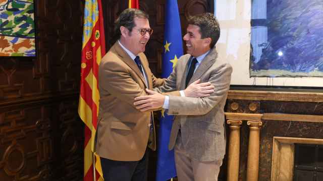 Antonio Garamendi, presidente de la CEOE, junto al presidente de la Generalitat Valenciana, Carlos Mazón. EE