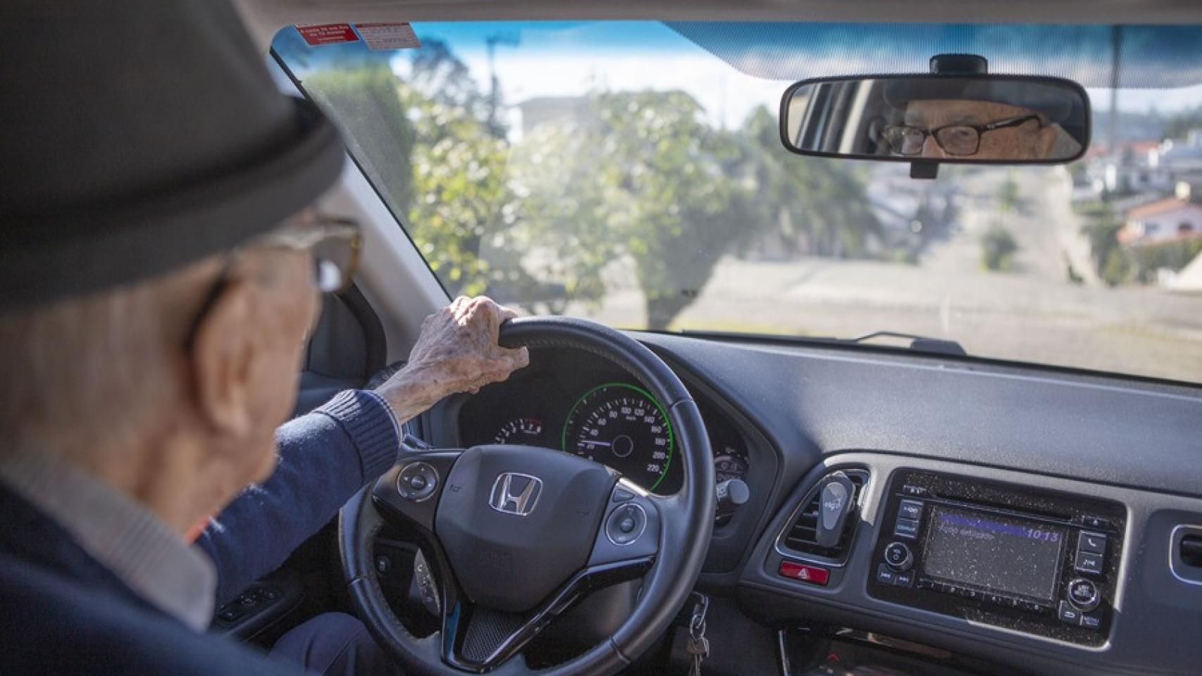 Un hombre mayor conduciendo en España.