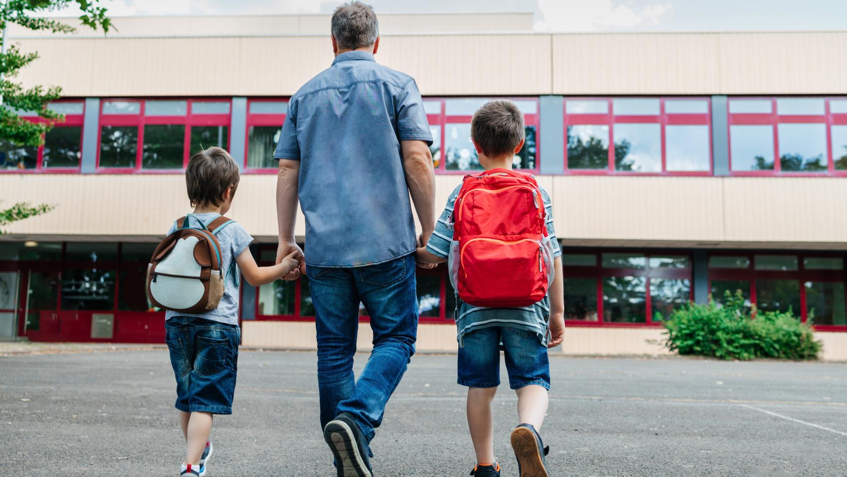 Un padre llevando a sus hijos al colegios, en una imagen de archivo.