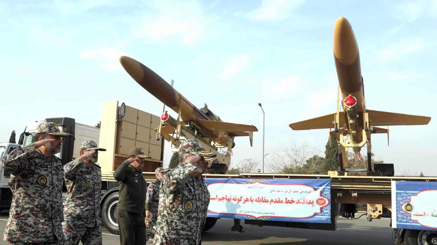 Oficiales del ejército iraní inspeccionan drones Karrar de fabricación casera iraní expuestos durante una ceremonia de inauguración en Teherán (Irán) en diciembre de 2023.