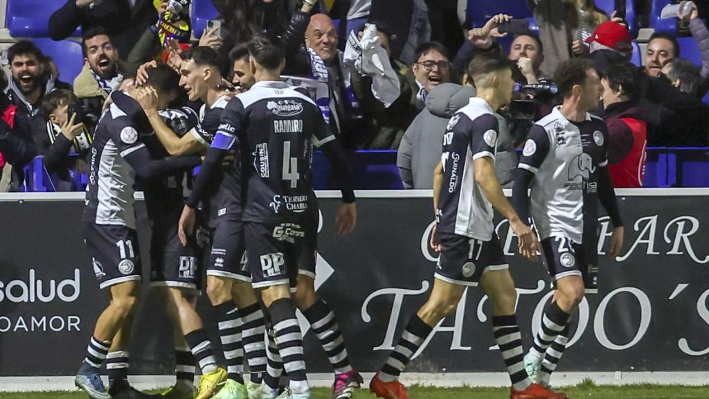Celebración de los jugadores de Unionistas tras el gol de Álvaro Gómez.