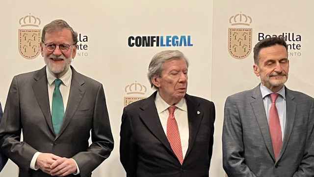 Rajoy, Corcuera y Bal, este jueves, en un coloquio en Boadilla del Monte (Madrid), organizado por 'Confilegal'.