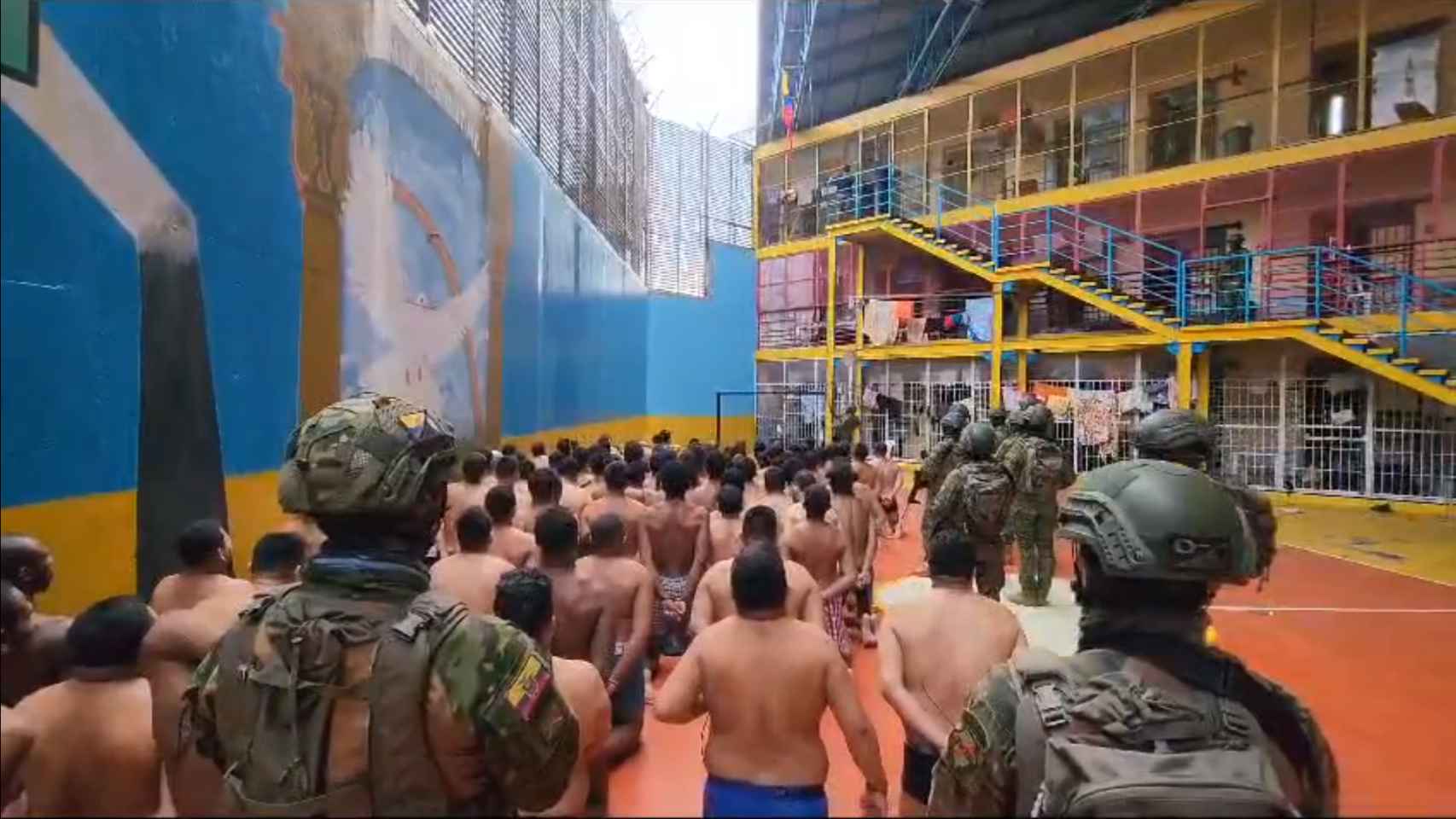 El Ejército inmoviliza a los presos semidesnudos de una cárcel de Guayaquil, este jueves.