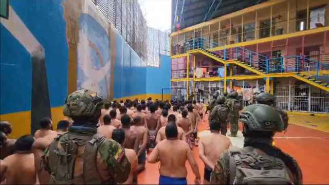 El Ejército inmoviliza a los presos semidesnudos de una cárcel de Guayaquil, este jueves.
