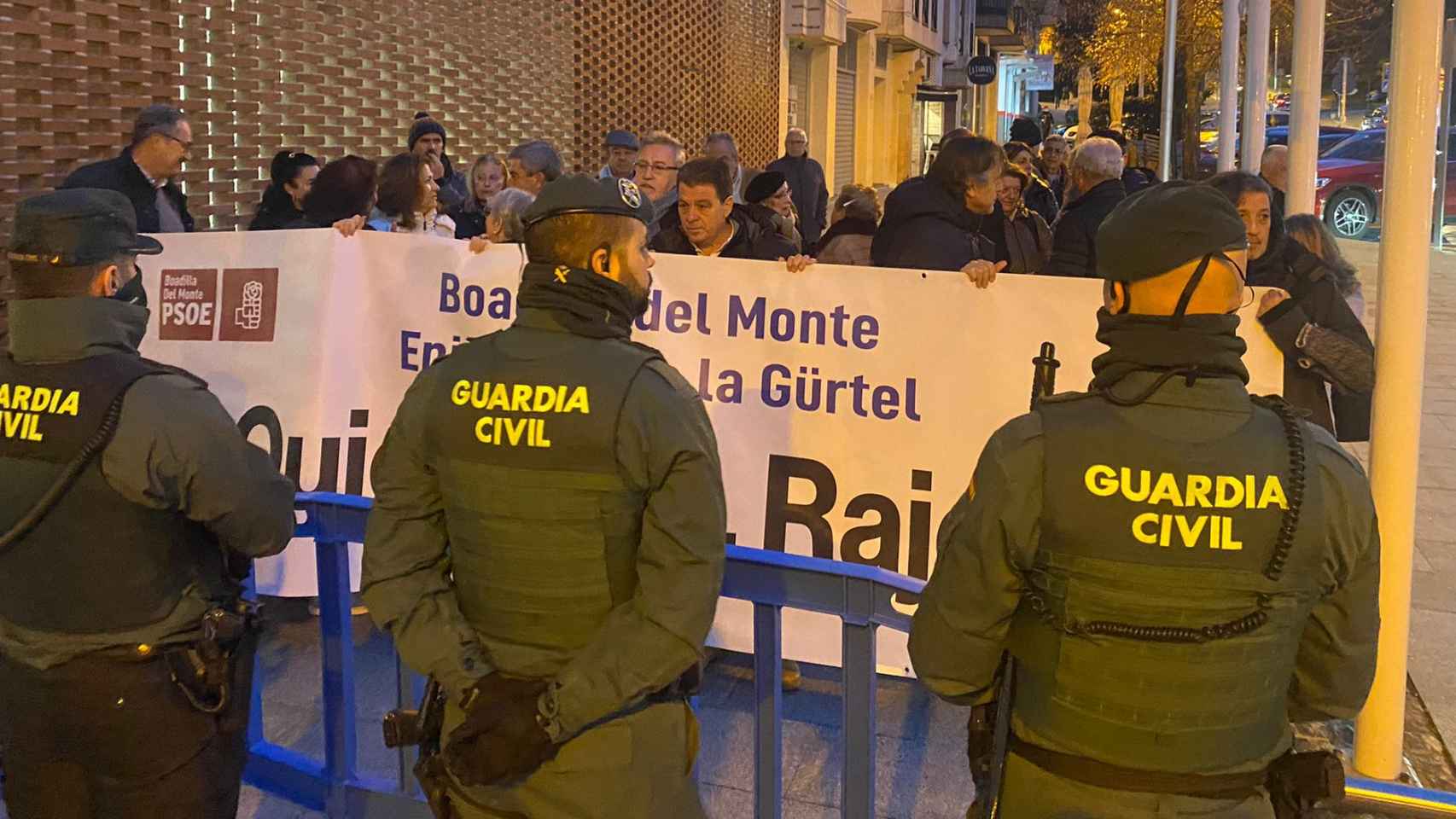 Protesta del PSOE a la puerta del acto en el que participaba Rajoy, este jueves en Boadilla del Monte.