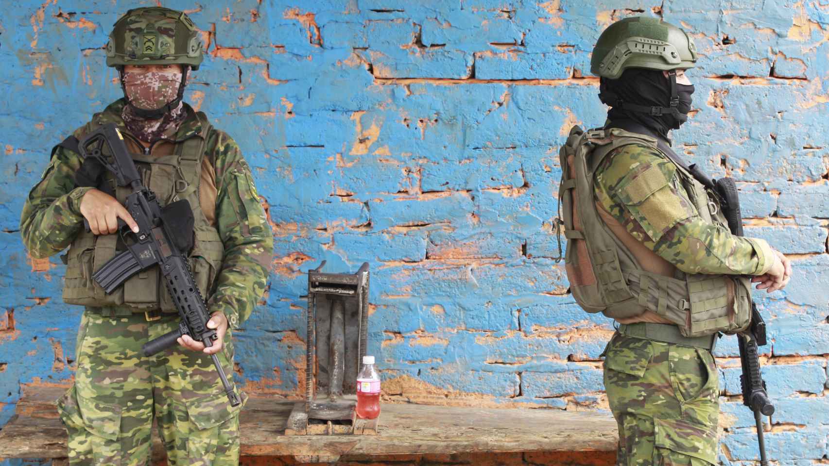 Soldados del ejército ecuatoriano vigilan cerca al Centro de Privación de Libertad Zonal No. 8 de Guayaquil.