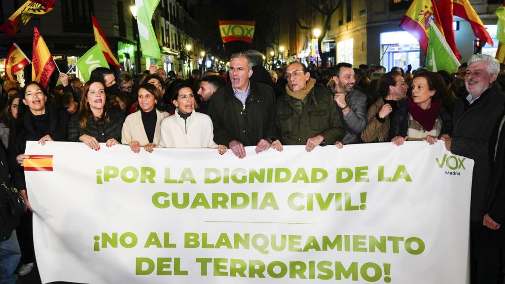 Javier Ortega Smith (c), y Rocío Monasterio (c-i) durante la concentración con motivo del estreno de la obra 'Altsasu'.