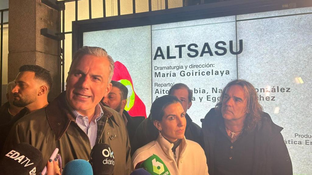Javier Ortega Smith y Rocío Monasterio en la concentración contra la obra 'Altsasu'.
