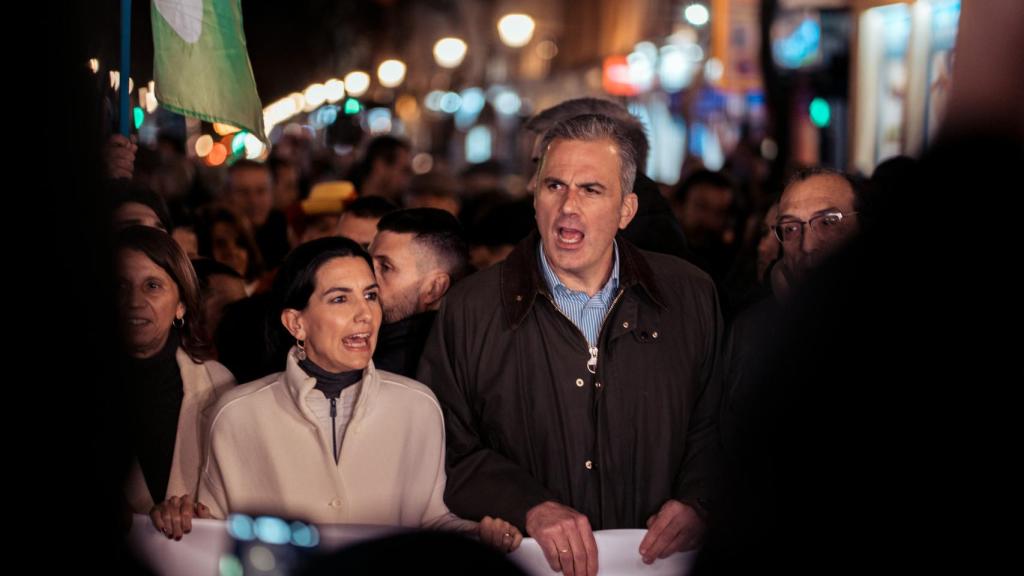 Rocío Monasterio y Javier Ortega Smith durante la concentración.