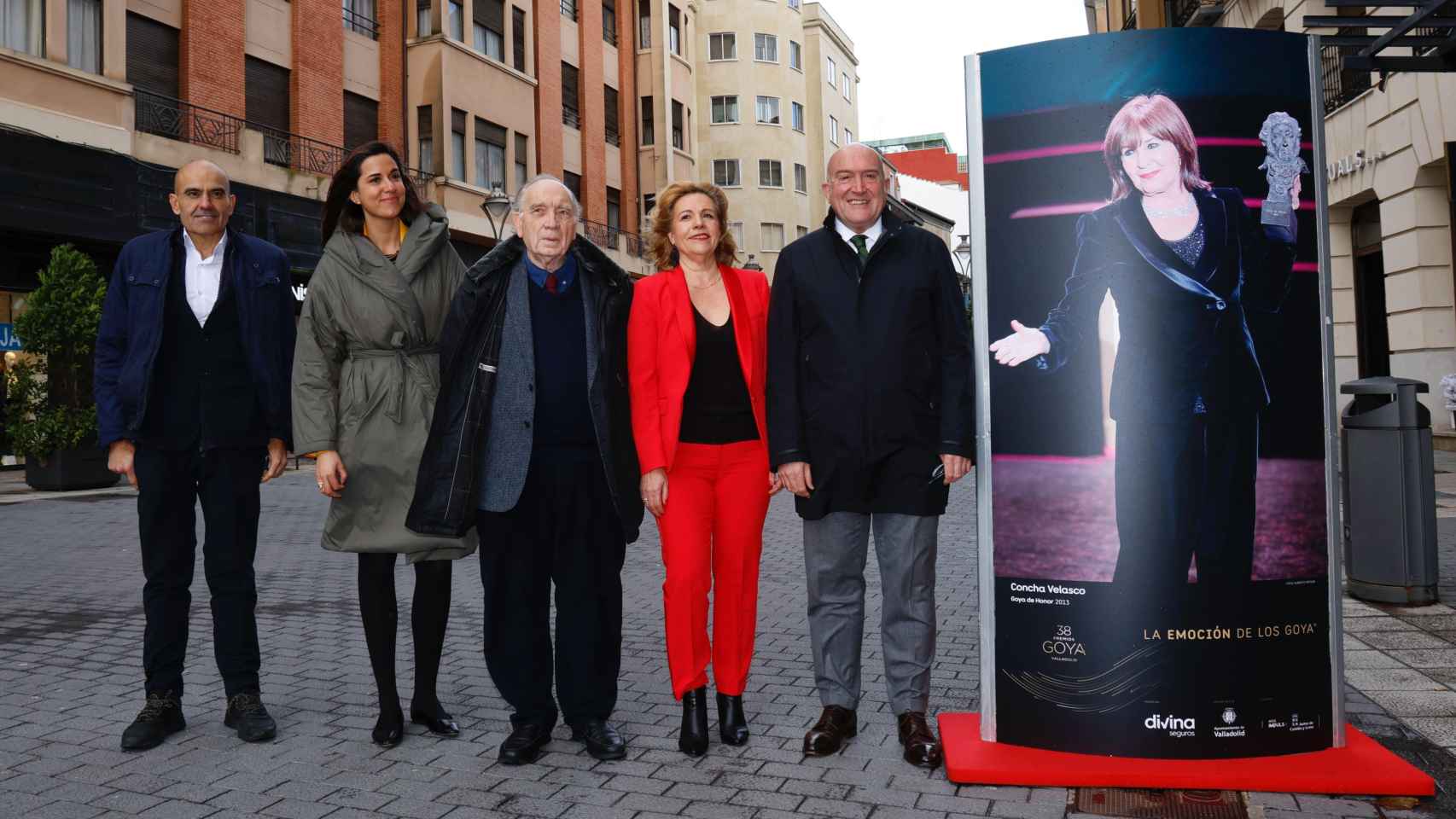 El alcalde de Valladolid, Jesús Julio Carnero; y la concejala de Turismo, Eventos y Marca Ciudad, Blanca Jiménez, junto a la foto de Concha Velasco en los Goya
